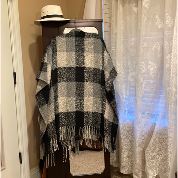 WOOLRICH OS TALL SWEATER SERAPE CAPE Plaids of Black and Grays Long Fringe @Hem - Picture 3 of 12